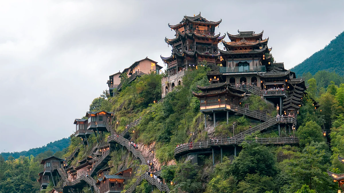 El bum turístico de la China milenaria que nunca existió: "Es como entrar en un decorado de Disney"