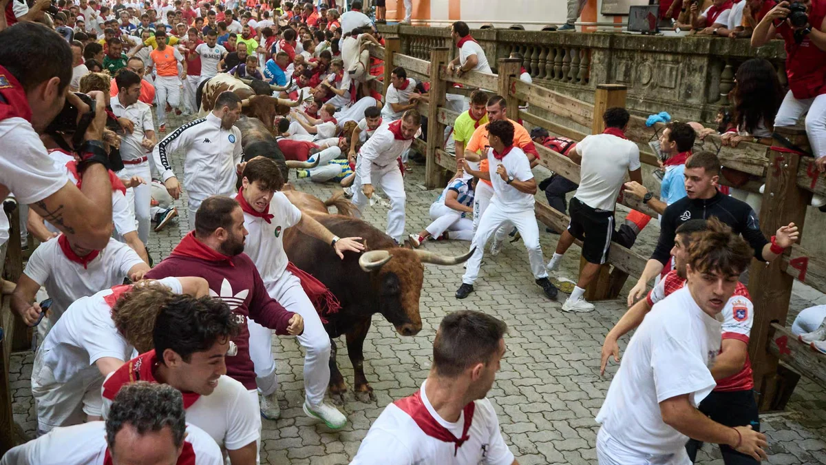 Los toros de Jandilla cierran los encierros de San Fermín con una carrera peligrosa con dos heridos por asta