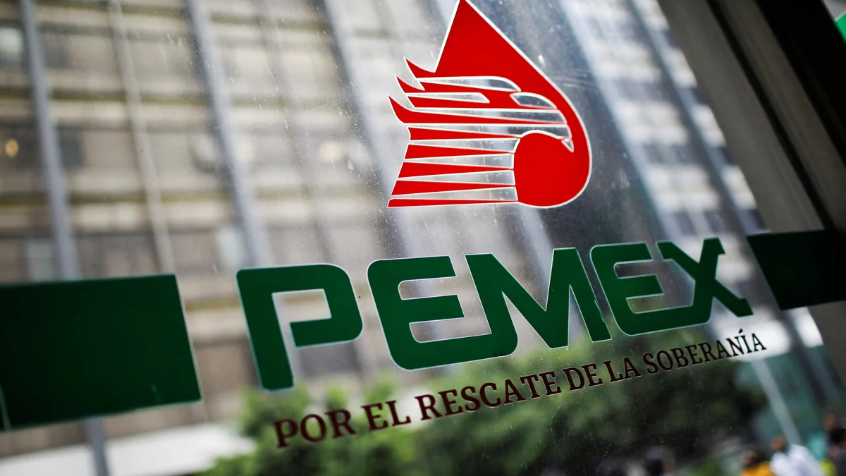 A dos días del Mundial, Pemex atiende un derrame en calles de Salina Cruz, Oaxaca