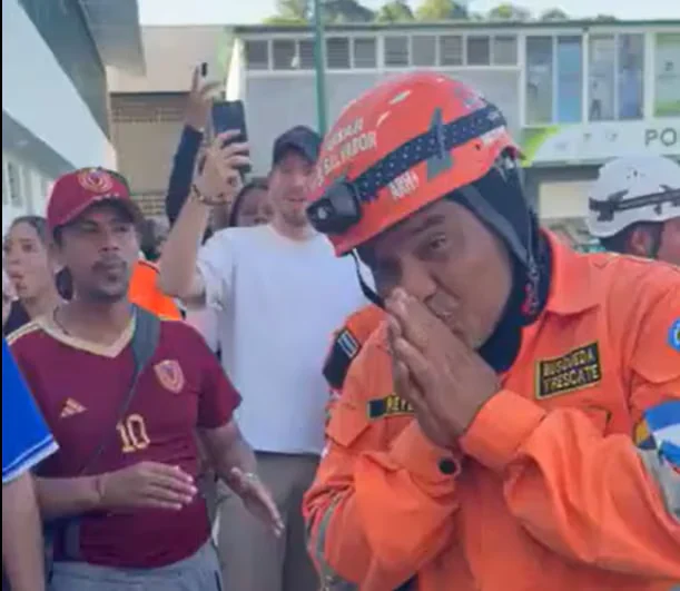 Rescatista salvadoreño es homenajeado por su cumpleaños durante la misión en Venezuela