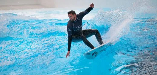 Im Training mit Surfprofi Leon Glatzer: Auf der Dauerwelle