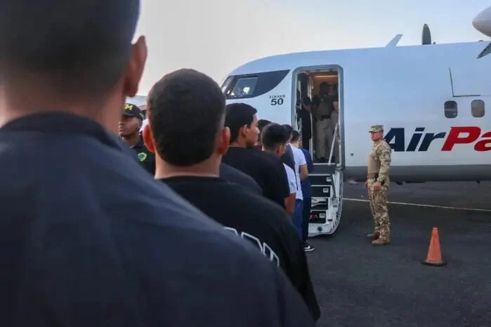 Panamá devuelve a 41 colombianos señalados de delitos y presuntos nexos criminales