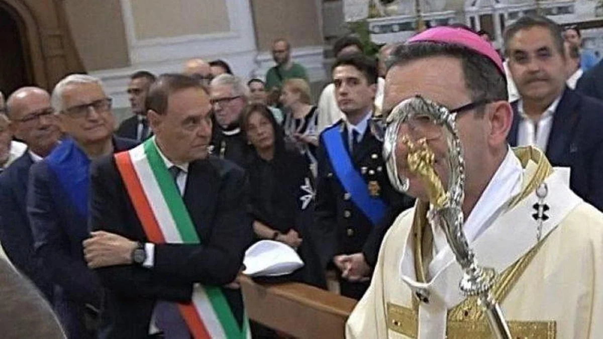 Benevento, Mastella rivela in Duomo: "Sono malato, pregate per me"