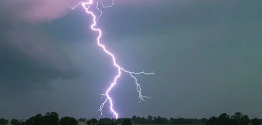 Unwetter in Deutschland: Blitz schlägt während Taufe in Osnabrücker Kirche ein