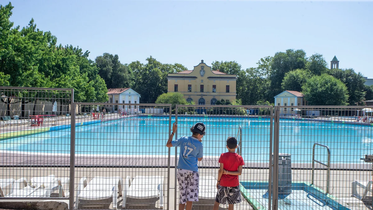 A Milano si tuffa di notte in una piscina pubblica e annega. Indagati gli amici per omissione di soccorso