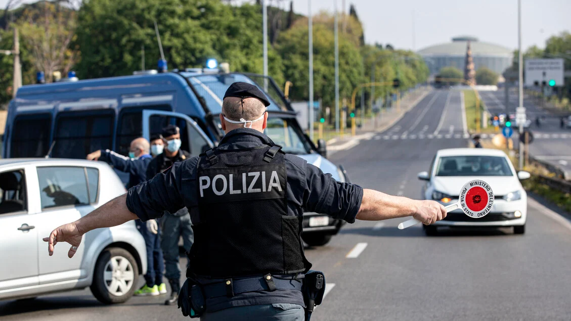 Un'auto in fuga dalla polizia investe due ragazzine a Ostia, sono rimaste ferite