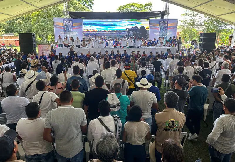Las mesas de negociación que finalizarían tras el anuncio de Abelardo de la Espriella de acabar con el Comisionado de Paz