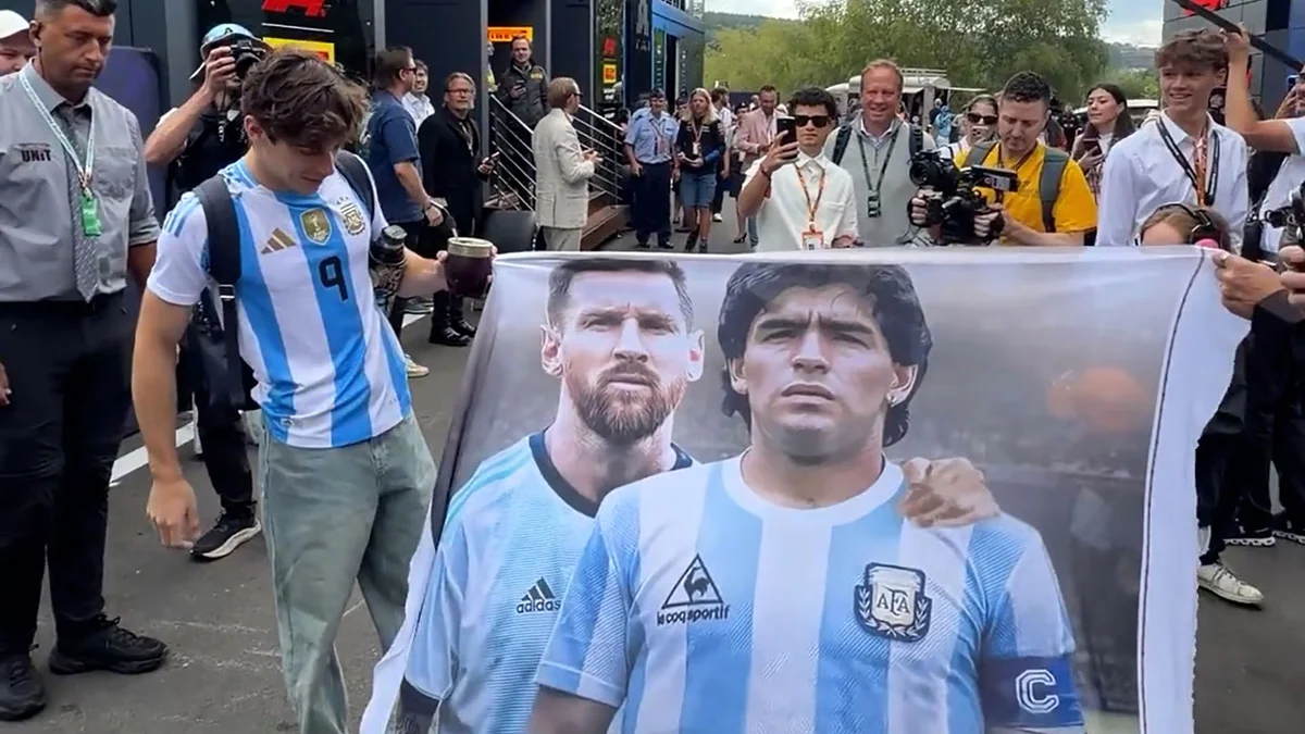 Franco Colapinto llegó al Gran Premio de Bélgica con una bandera de Messi y Maradona antes de la final del Mundial 2026