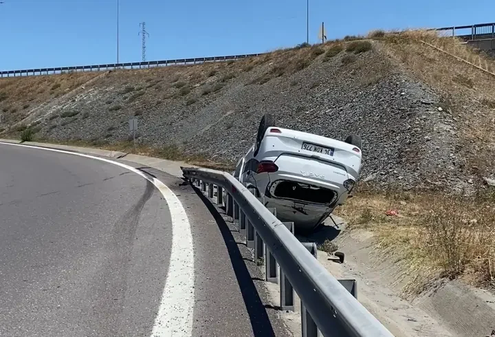 Başakşehir'de bariyerlere çarpan otomobil takla attı: 3 yaralı