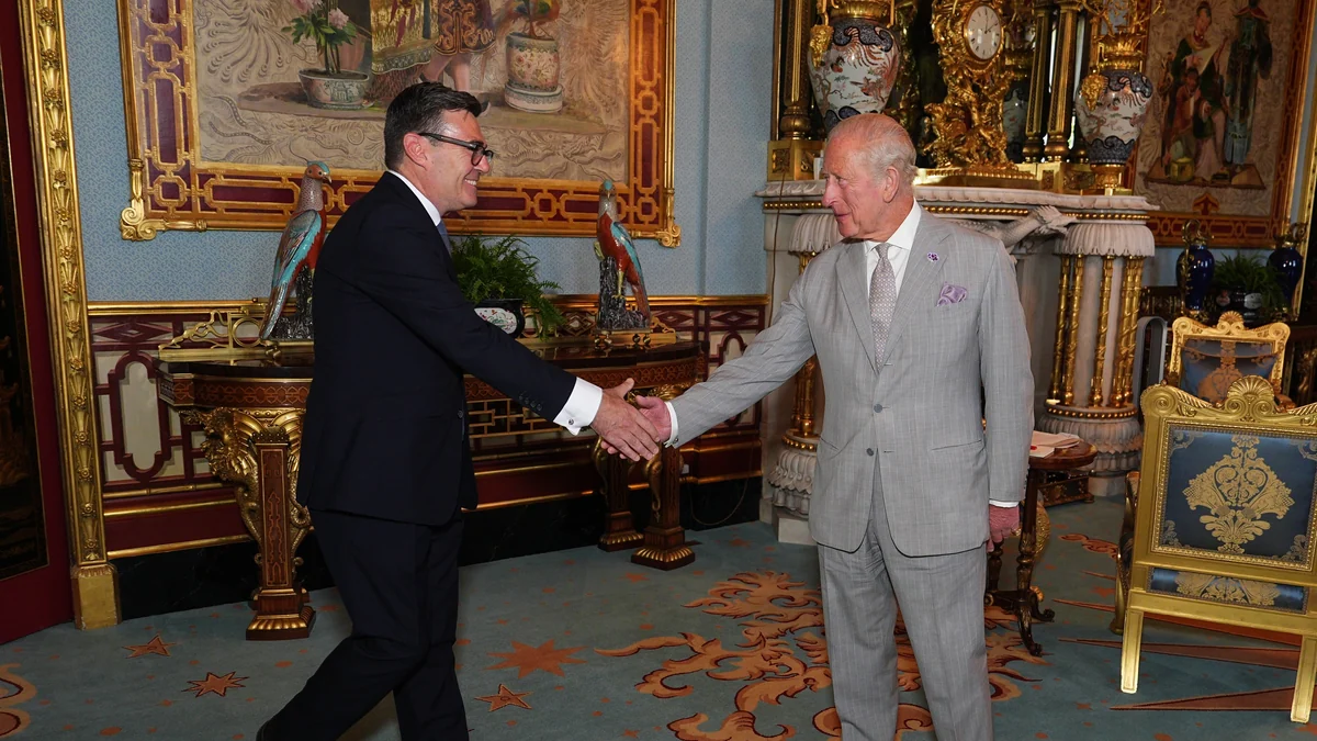 El izquierdismo blando de Burnham se cuela en la Corte del rey Carlos III