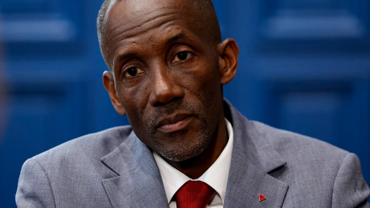 Portrait présidentiel décroché : le maire de Saint-Denis, Bally Bagayoko, sommé par le préfet de reconsidérer sa position