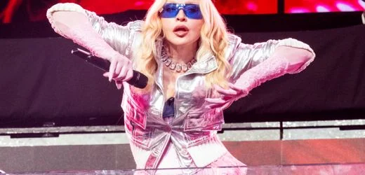 Madonna gibt zum Pride Month Überraschungskonzert am Times Square in New York