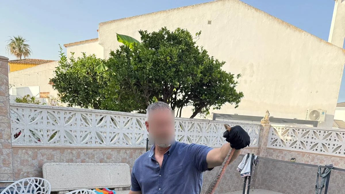 La Policía Local de Algeciras captura una serpiente de casi dos metros de longitud en el interior de una vivienda de San García