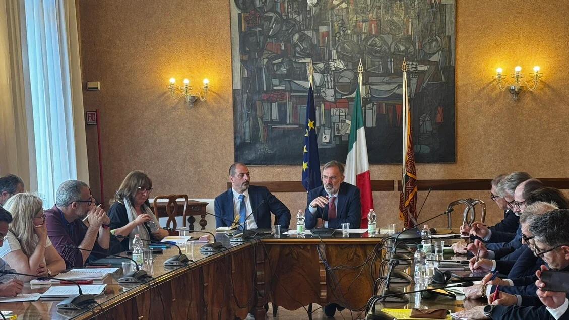 Electrolux: Urso e Regioni all'azienda, 'subito ritiro, chiederemo un nuovo piano'