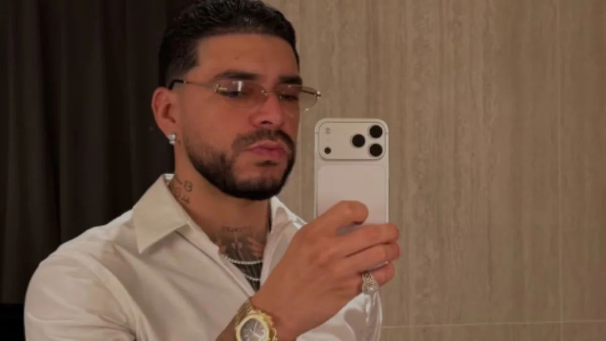 Qué lleva Ryan Castro en su bolso de lujo: los artículos que siempre carga y la compra que le recomendó J Balvin