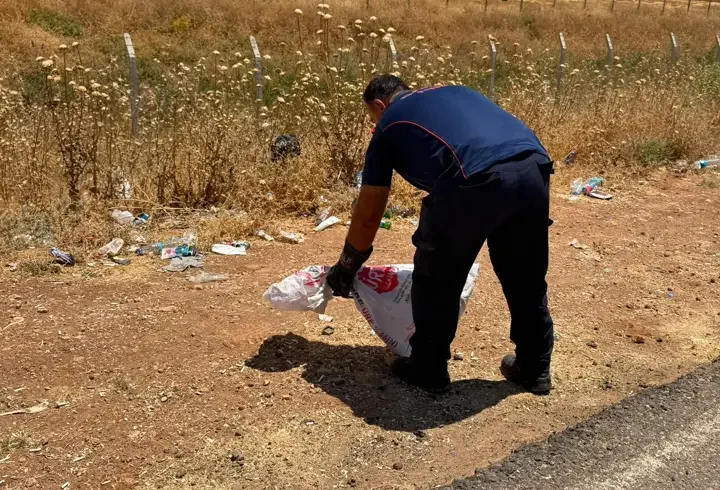 Mardin'de evin bahçesine giren yılan itfaiye ekiplerince yakalandı