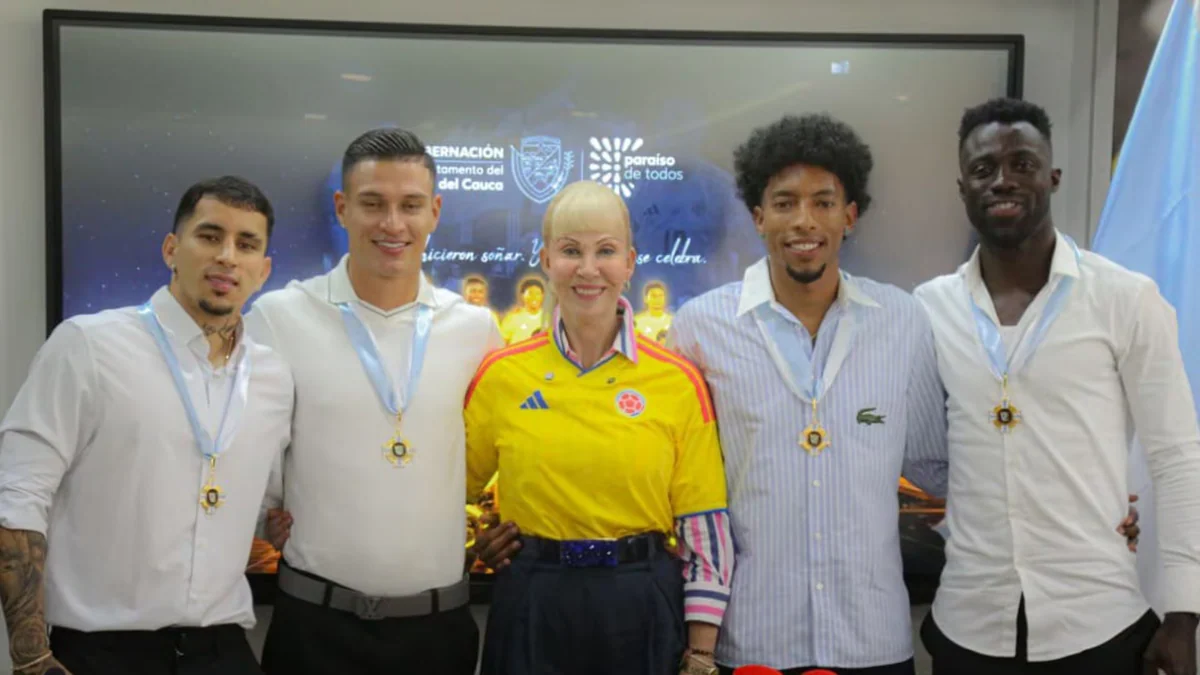 Johan Mojica puso a bailar a la gobernadora del Valle, Dilian Francisca Toro, durante un homenaje que recibieron jugadores de la Selección Colombia