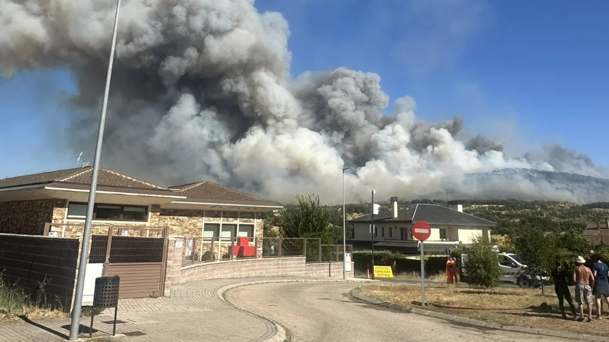La Comunidad de Madrid activa el nivel 2 por el incendio de Lozoyuela: confinan Buitrago y desalojan varias urbanizaciones