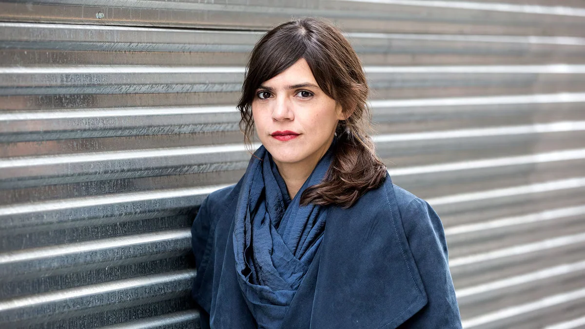 Valeria Luiselli, una cartógrafa del desplazamiento que utiliza la metamorfosis como método