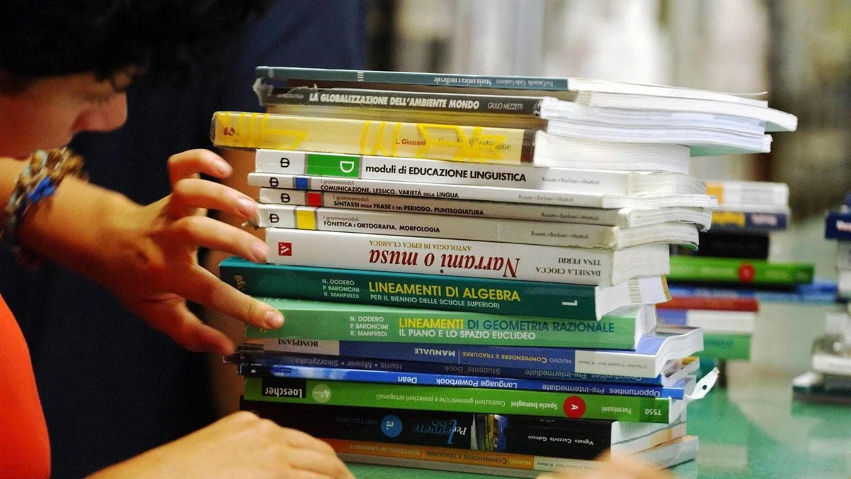 “Rinunciamo ai libri di testo”: la protesta dei prof contro le direttive Valditara
