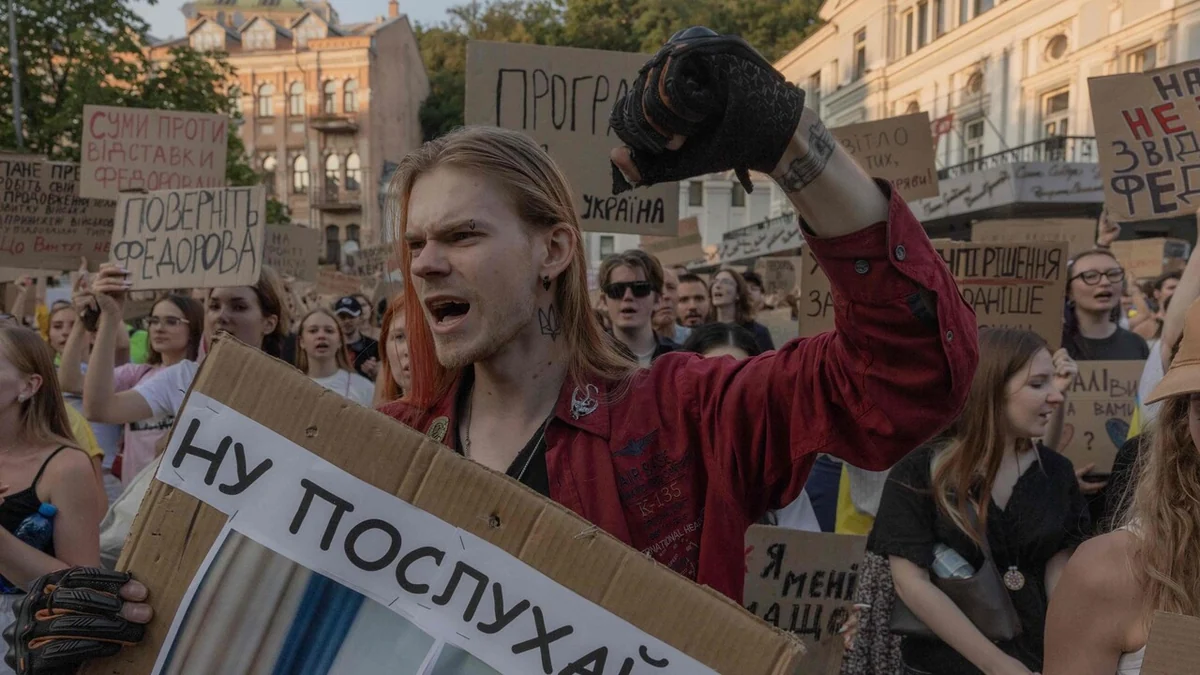 Migliaia in piazza a Kiev contro la rimozione del ministro della Difesa