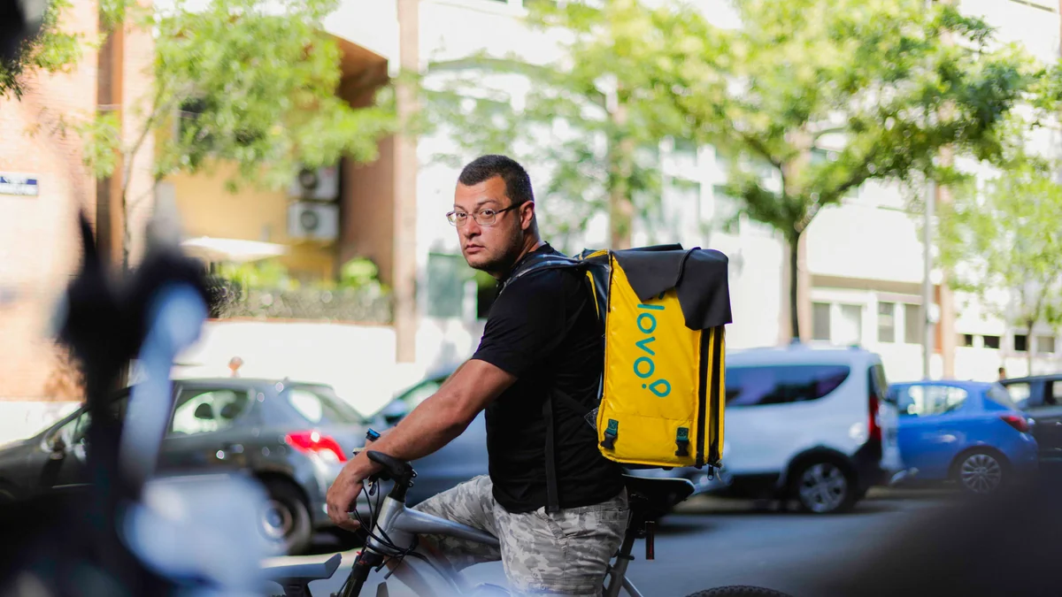Los ‘riders’ sufren con las olas de calor: “O pierdes plata o te expones a quedarte tirado en medio de la carretera”