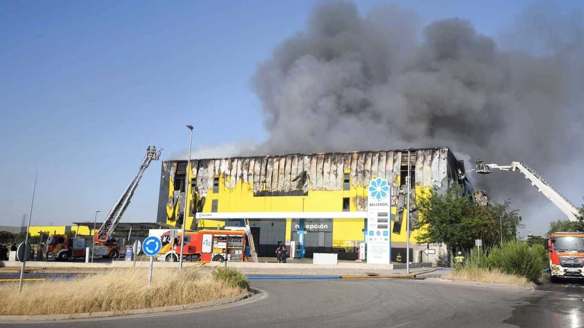800 clientes afectados y millones de pérdidas tras el incendio del edificio de trasteros de Villaverde: "Se han quemado los recuerdos de toda una vida"