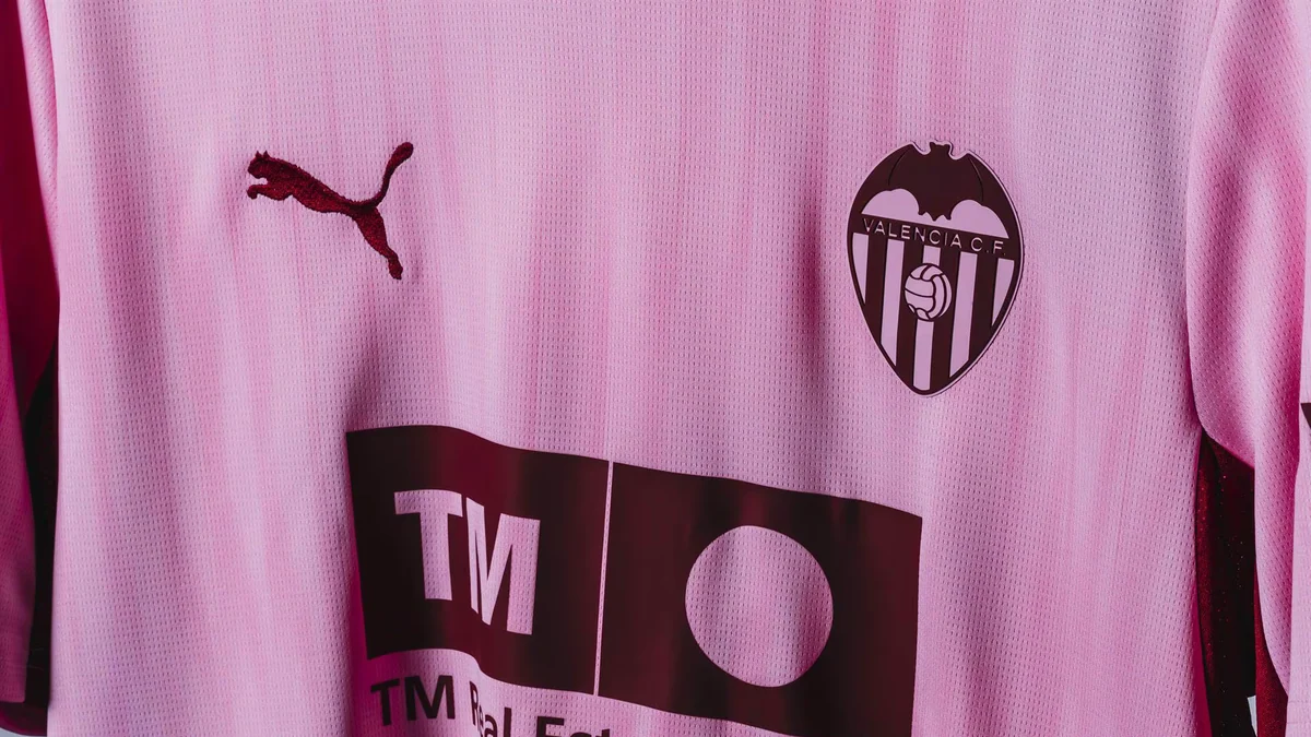 El Valencia CF innova en su tercera equipación con el color rosa como elemento principal