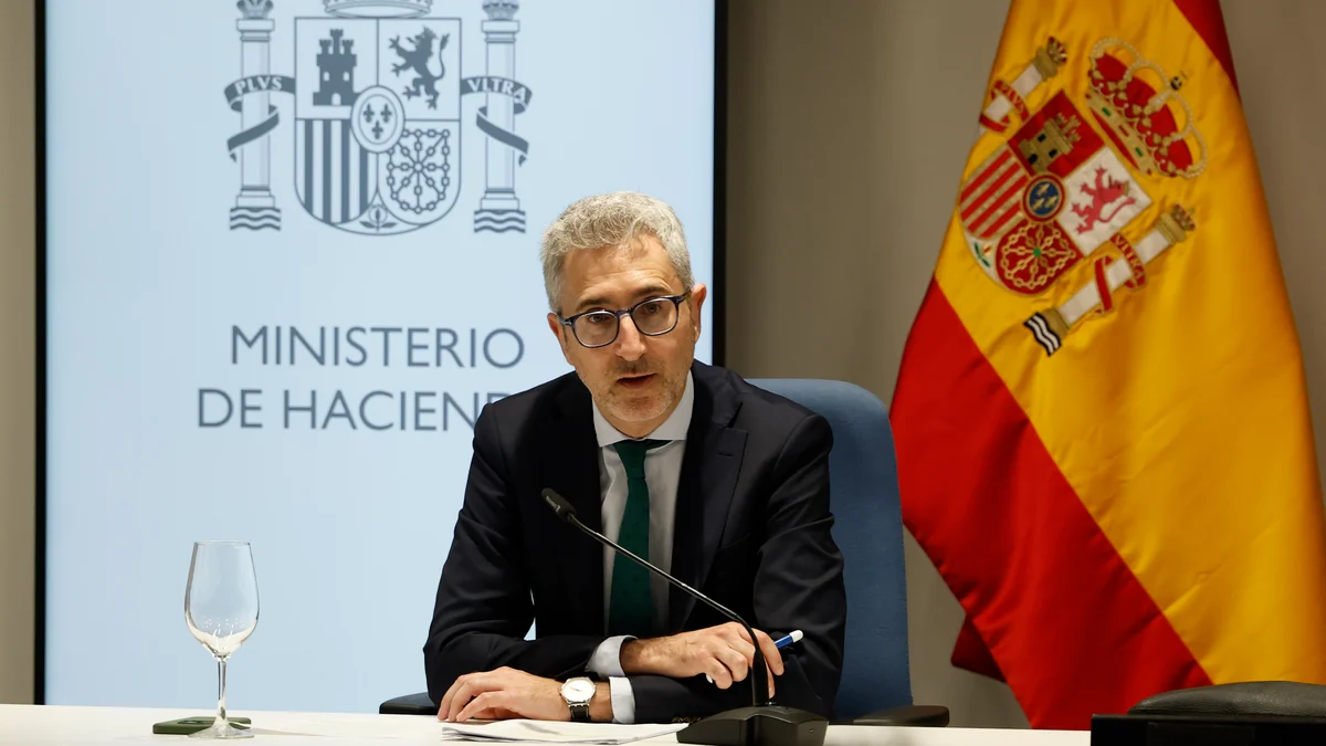 El ministro Arcadi España quita hierro a la dimisión en cadena de la cúpula de la Agencia Tributaria y anuncia que nombrará sucesor este martes: "Es la normalidad"