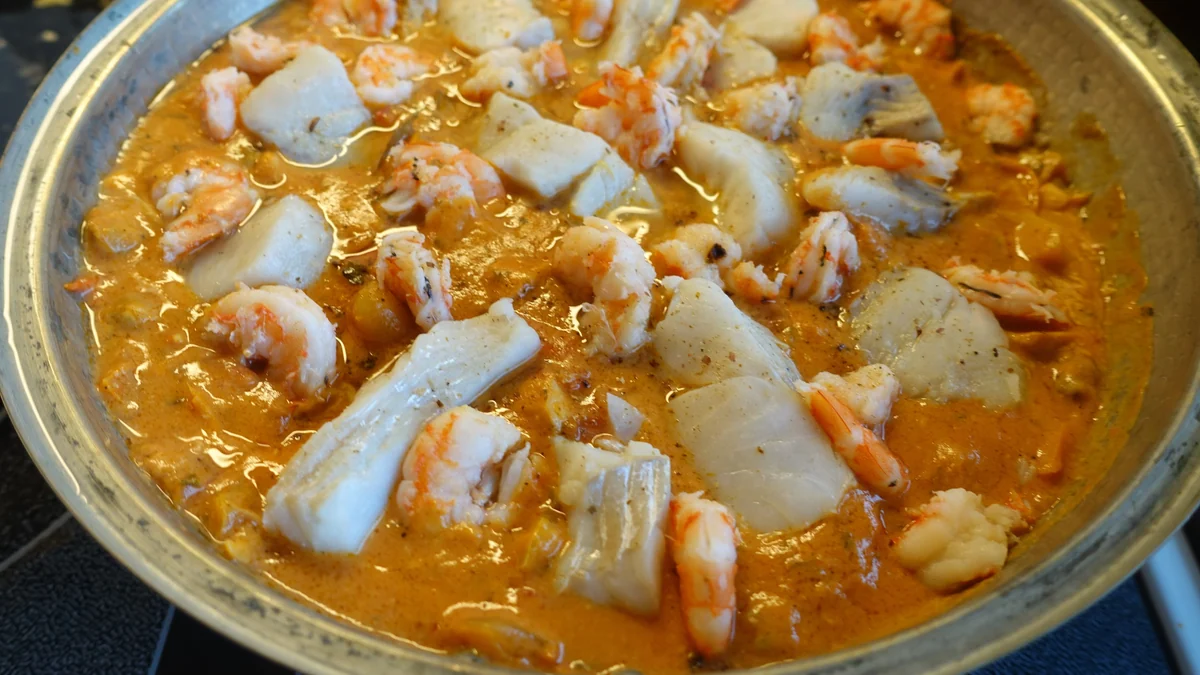 Así es la cataplana, el plato típico portugués que se asemeja al arroz caldoso español: un plato suave con un contraste de sabores llamativos