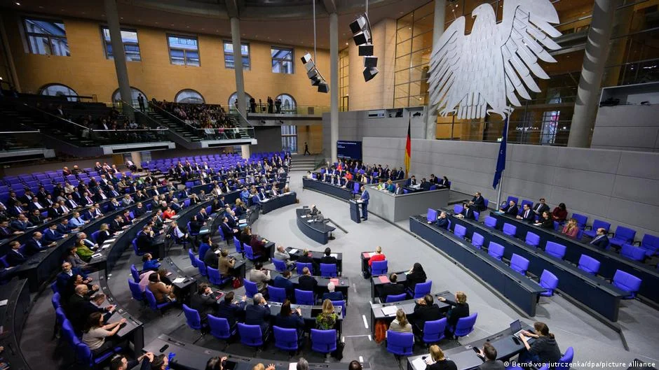 Alman milletvekilleri maaşlarına 500 euroluk zamdan vazgeçti