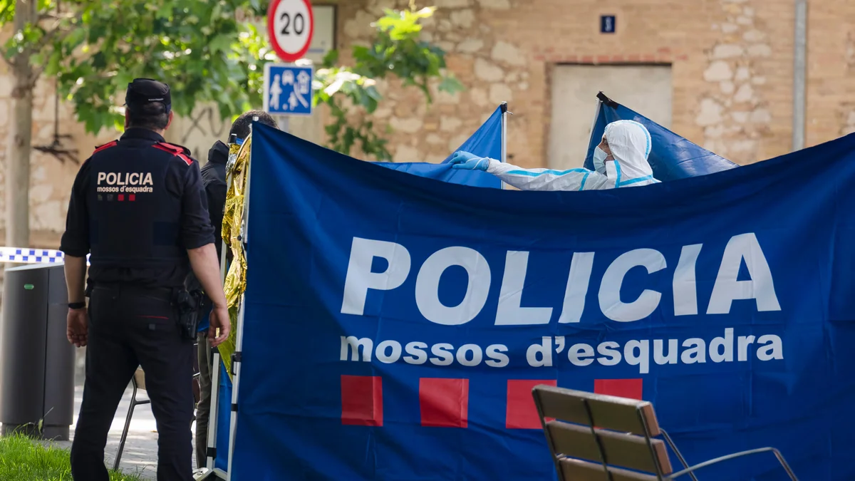 Al menos cuatro heridos muy graves por el choque de un autocar contra un edificio en Lleida