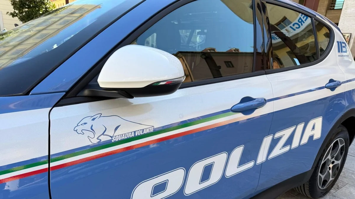 Un uomo ucciso con una coltellata in casa nelle Marche, indaga la polizia