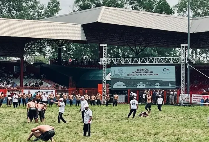 Kırkpınar Er Meydanı’ndaki dijital ekranlarda toplumsal farkındalık mesajları yayımlanıyor