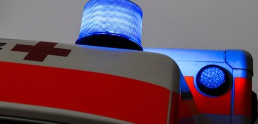 Hammelburg - Unterfranken: Mann fällt von Rasenmäher und gerät mit Händen in Mähwerk