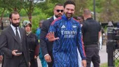 New York mayor wears Arsenal kurta during Eid prayers