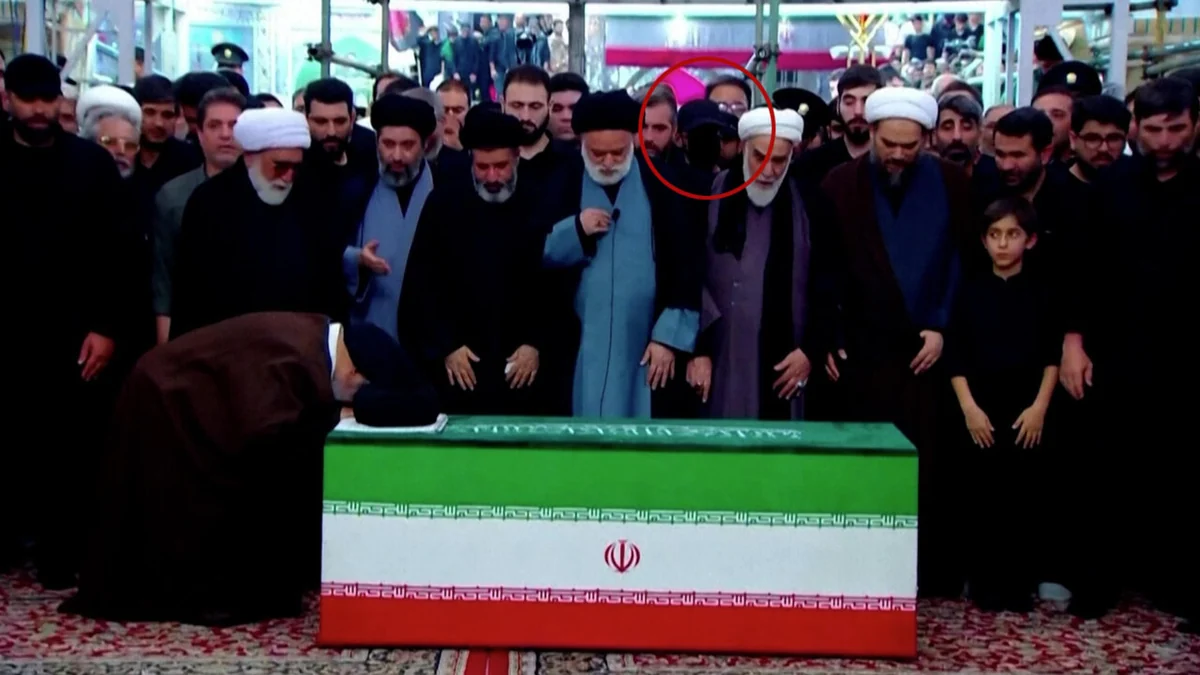 Un uomo col volto oscurato ai funerali di Khamenei scatena i social, 'forse è Mojtaba'