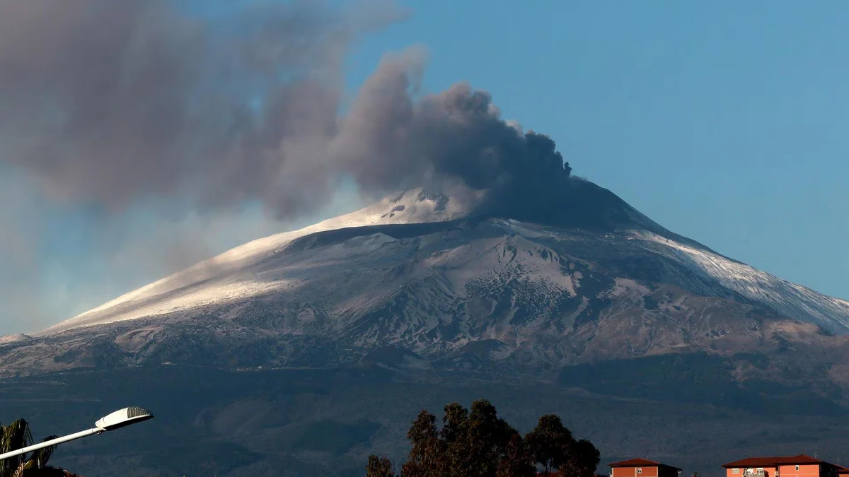El aeropuerto italiano de Catania cancela hasta 130 vuelos este lunes tras la erupción del volcán Etna