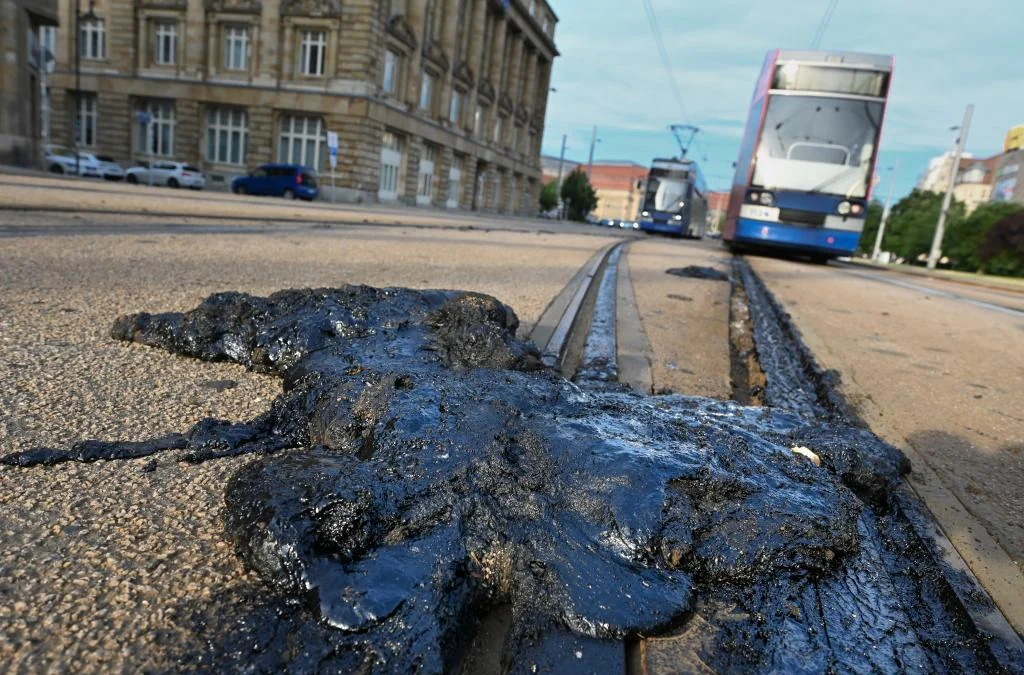 La ciudad alemana de Leipzig, donde el calor derritió las juntas de los raíles del tranvía, pide ayuda a los ciudadanos para eliminar el fundido