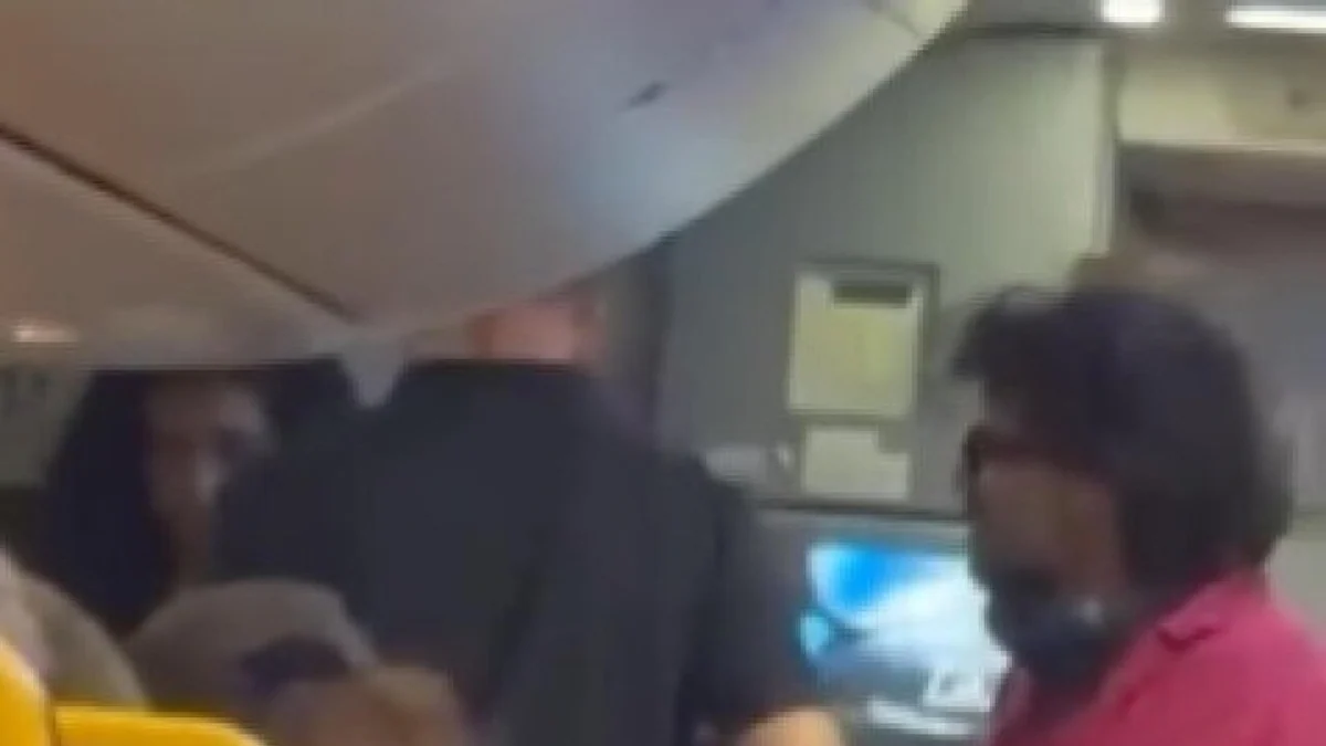 Tensione su un volo da Brindisi, Renga viene fatto scendere prima del decollo