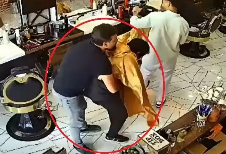 Nefes borusuna erik kaçan müşterisini Heimlich manevrası ile kurtardı; o anlar kamerada