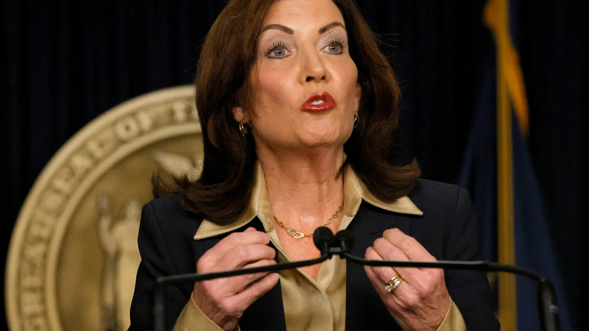 Kathy Hochul firma una ley que exige orden judicial para detenciones de ICE en escuelas e iglesias de Nueva York