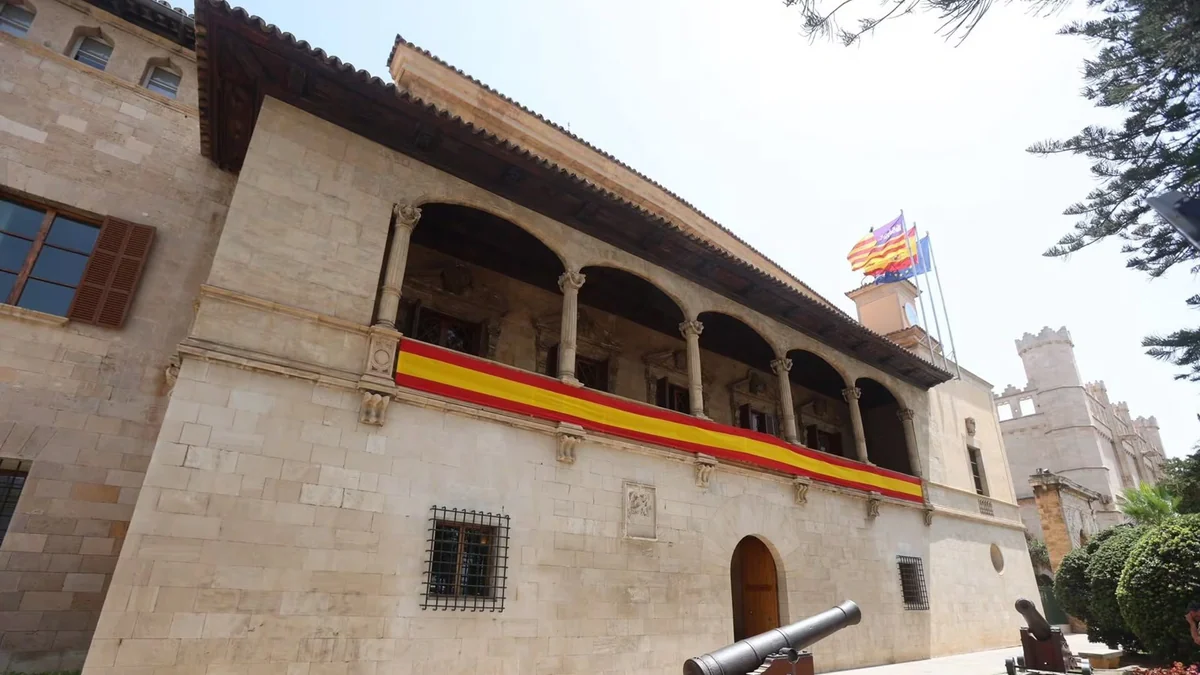 El Consolat de Mar cuelga una bandera de España en apoyo a la selección