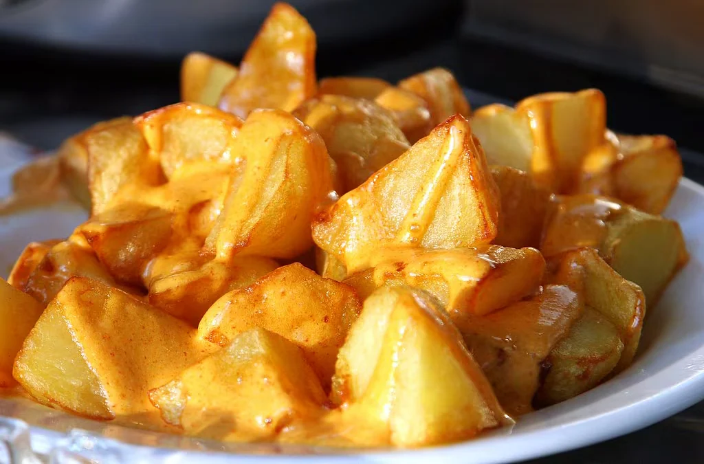 Receta de patatas mozárabes, el aperitivo andaluz fácil de hacer en casa que nada tiene que envidiar a las bravas