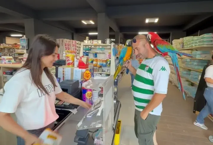 Papağanlarını bir an olsun yanından ayırmıyor; gören fotoğraf çektiriyor