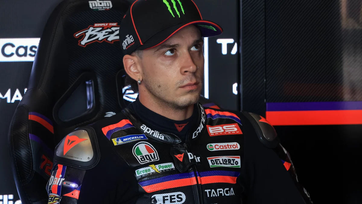La peor sprint de Marco Bezzechi: el líder de MotoGP pierde los papeles tras una caída, golpea a un comisario y no correrá este domingo