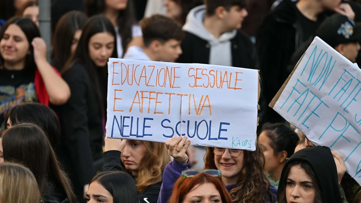 Artisti contro il ddl Valditara: “È un passo indietro. L’educazione sessuo-affettiva è un diritto”