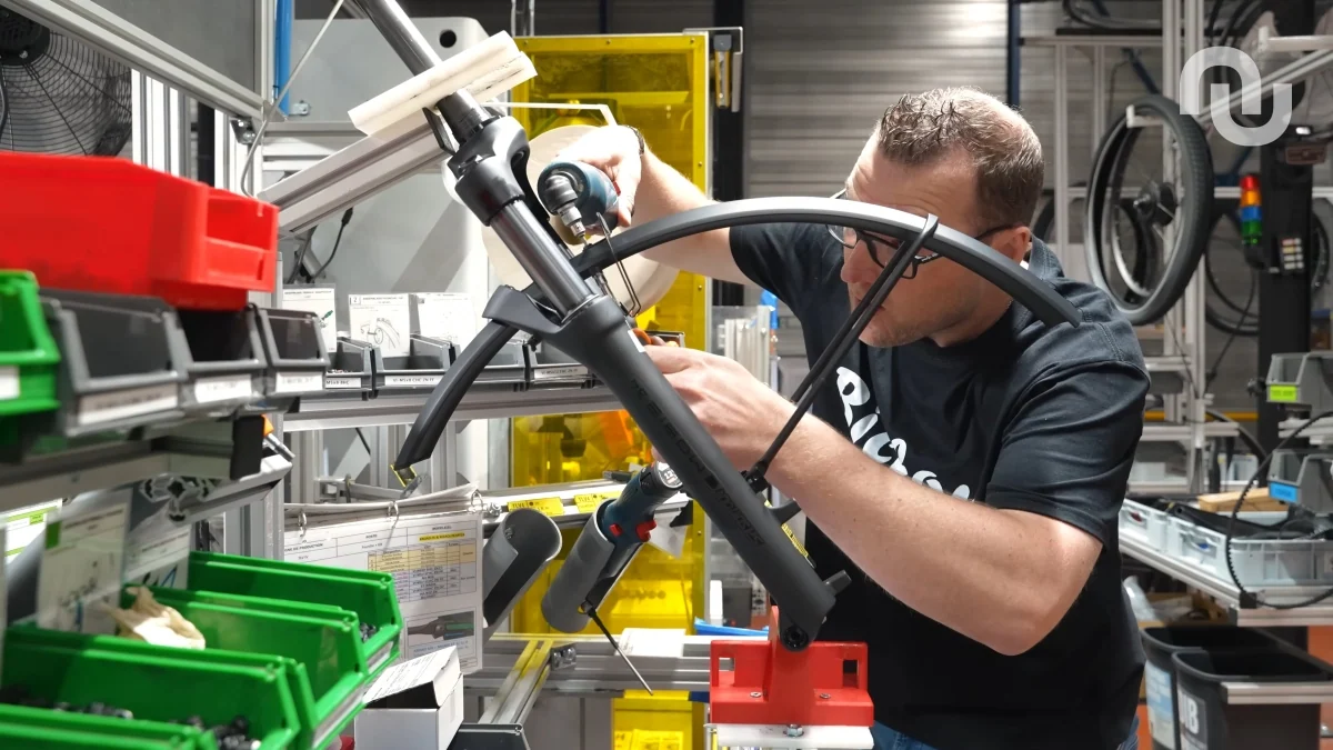 Comment construit-on un vélo électrique ? On a visité l’usine Moustache dans les Vosges