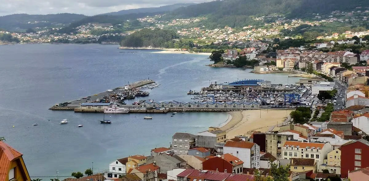 El pueblo de Galicia que cuenta con una isla propia: playas para todos los gustos, conserveras e historias de piratas y marineros