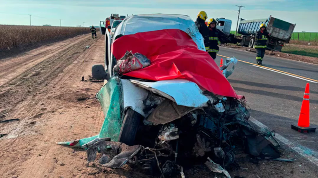 Choque fatal entre un utilitario y un camión en la Ruta 4 dejó dos muertos